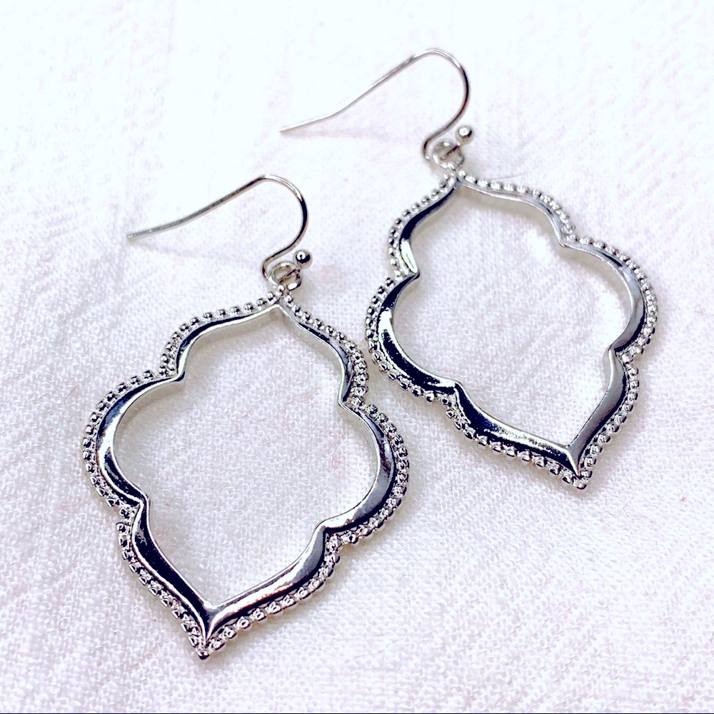 ❣️$25/3❣️ Sliver Plated Cloud Dangle Earrings - Picture 1 of 8